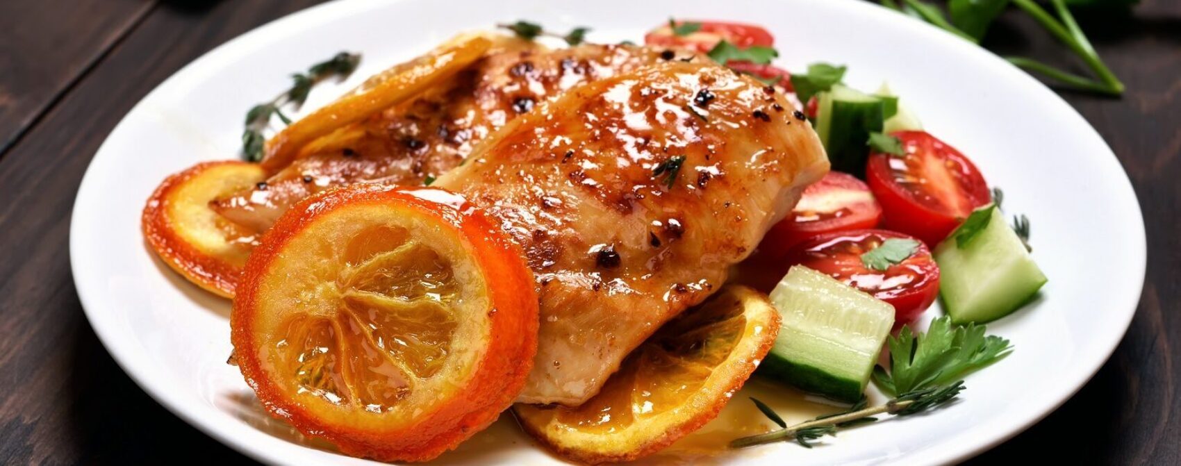 Kipfilet met pistachenoten en sinaasappelsalade