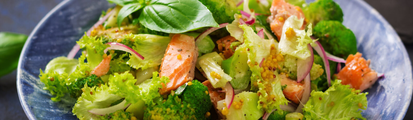 Salade de brocolis et de pommes de terre au saumon fumé