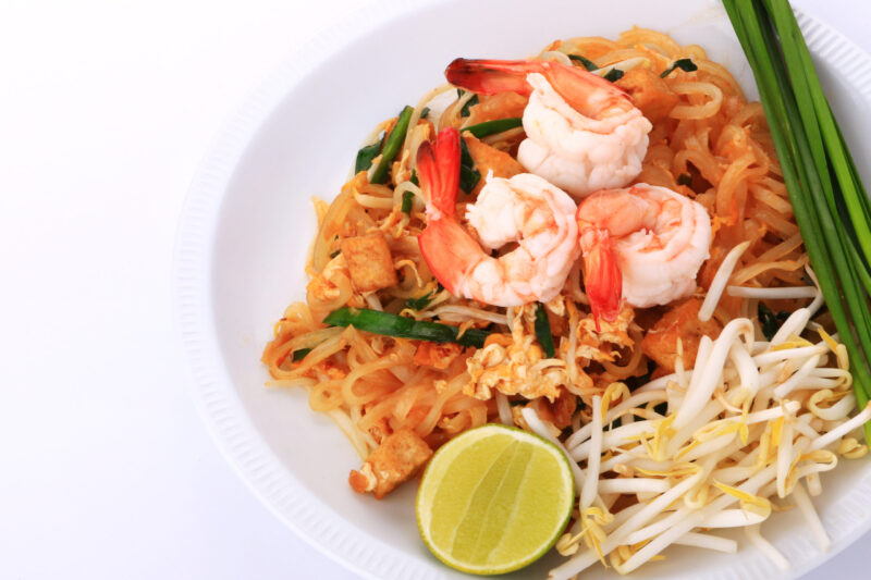 Sobanoedels met scampi’s, mango en paddenstoelen