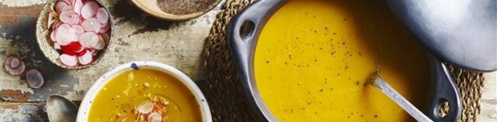 Soep van geroosterde gele paprika en wortel, pesto van zongedroogde tomaten